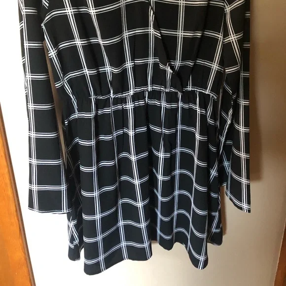 Live 4 Truth black and white v-neck tunic - Picture 4 of 7